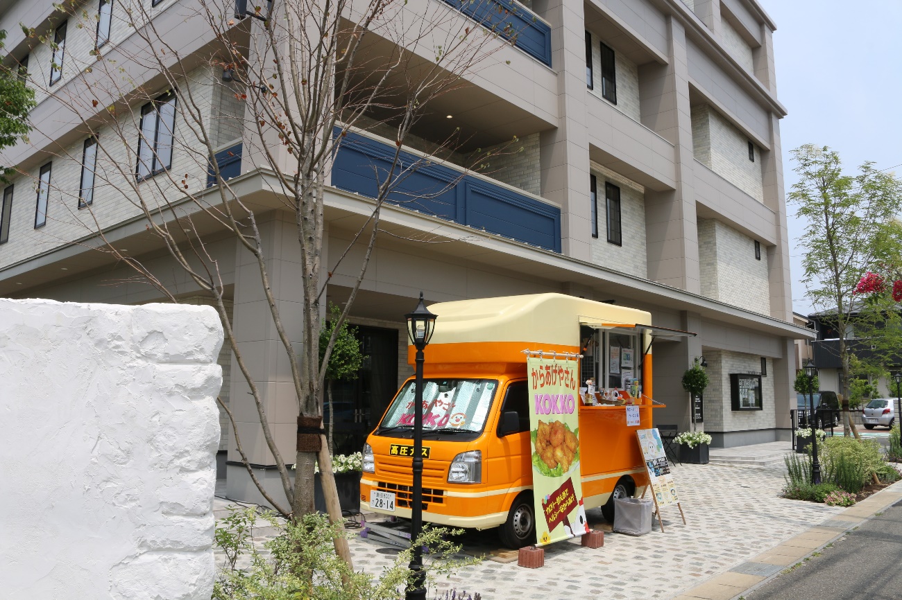 キッチンカー「からあげやさんkokko」。
