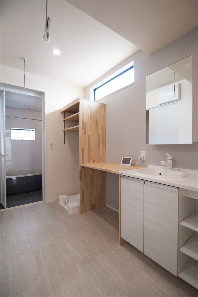 注文住宅施工例：広めの洗面室にホスクリーンを設けたランドリーコーナー